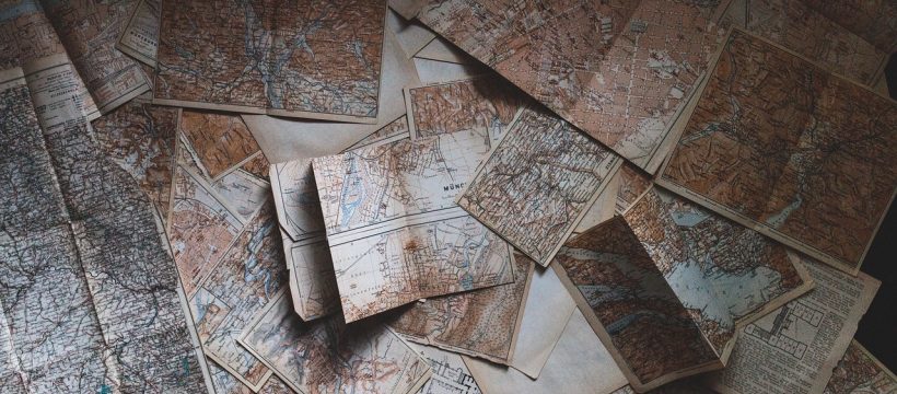 元宝在线主界面布局全景图，左侧历史对话列表、中央对话输入区、顶部功能切换栏，整体界面简洁清晰，奶油白色调
